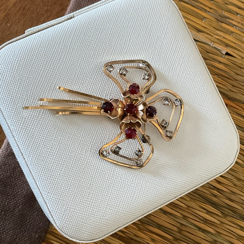 ANTIQUE 12k GF, BRAND INC, BEAUTIFUL BOW WITH DARK RED AND CRISTAL STONES.